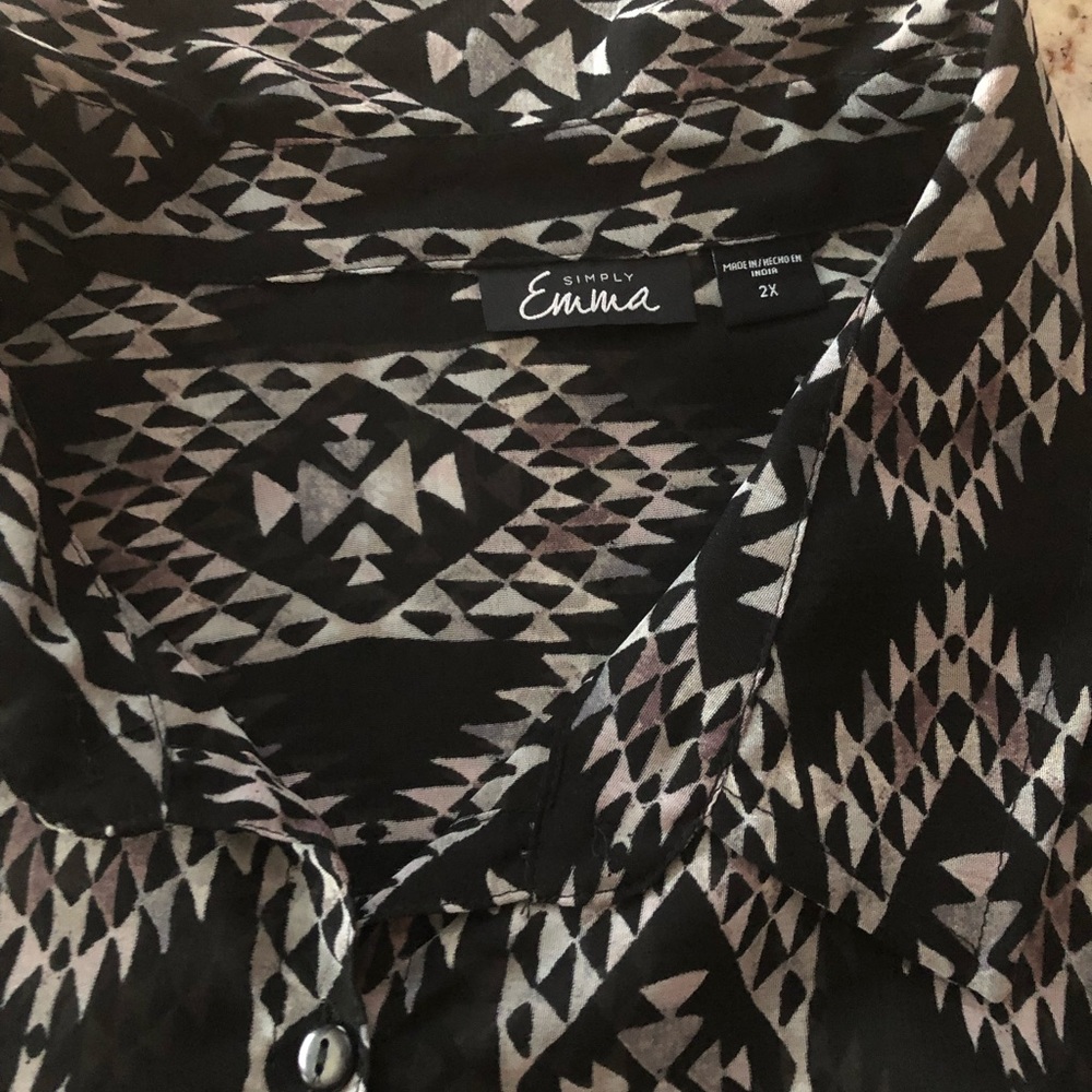 Women’s Plus Button Front Blouse Geometric Print - Picture 3 of 9